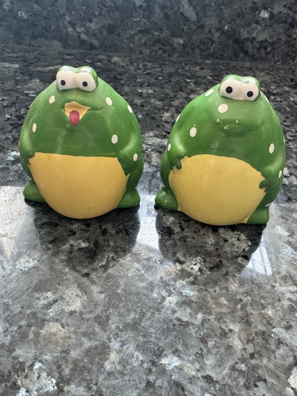 Chunky Fun Funky Figural Green Ceramic Frog Salt & Pepper Shakers 2pc